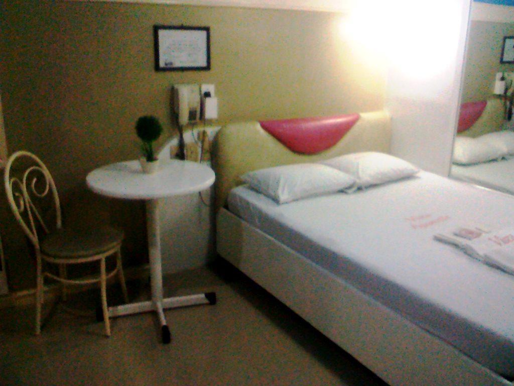 Vista Apartelle Makati City Extérieur photo