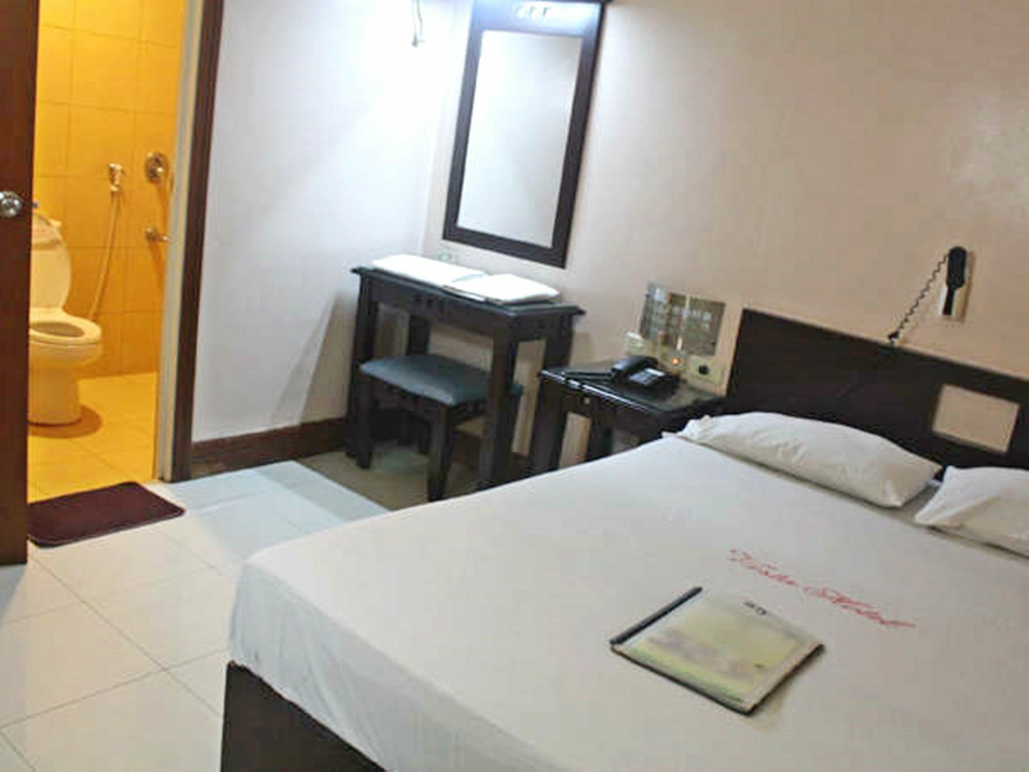 Vista Apartelle Makati City Extérieur photo